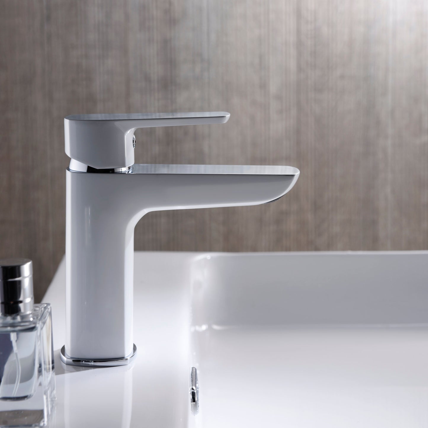 Single Handle Bathroom Faucet - DW Chrome & White - 021