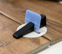 Load image into Gallery viewer, Peygran leveling system 1.5 mm (3/64&quot;) clips - Industry Tile